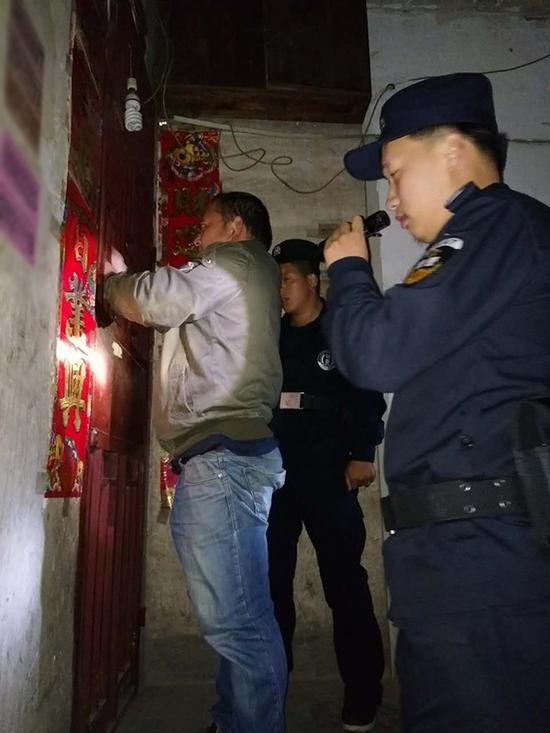 巴彦淖尔粗心妈妈误将幼女锁家中 